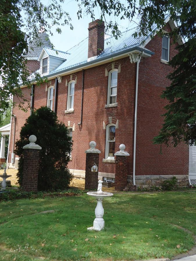 Fox Castle Bed & Breakfast 2*